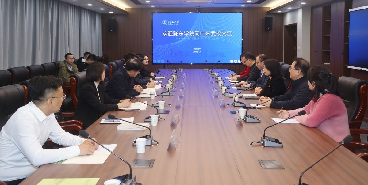 20240110陇东学院辛刚国校长一行来谈球吧考察交流 (1).jpg
